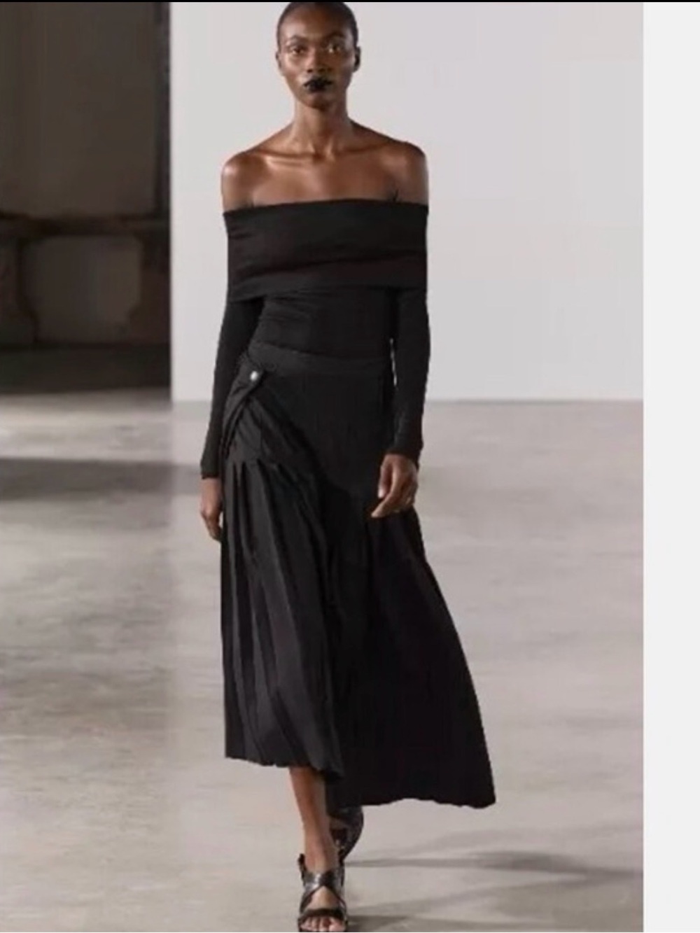 Zara Women’s Midi Pleated Skirt in Black